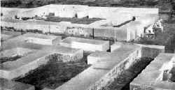 Реставрированный фундамент крупного храма в Двуречье У входа справа — фигуры охраняющих святилище львов